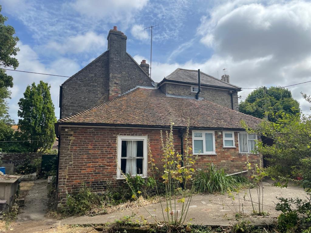 Lot: 158 - THREE-BEDROOM HOUSE FOR IMPROVEMENT -
